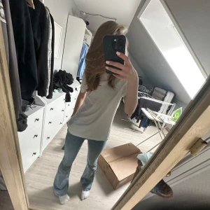 Lågmidjade bootcut jeans från Gina - Säljer ett par klassiska blå jeans från Gina tricot som är midwaist och har bootcut passform. Jeansen har en enkel design utan synliga detaljer. Pris kan diskuteras💞