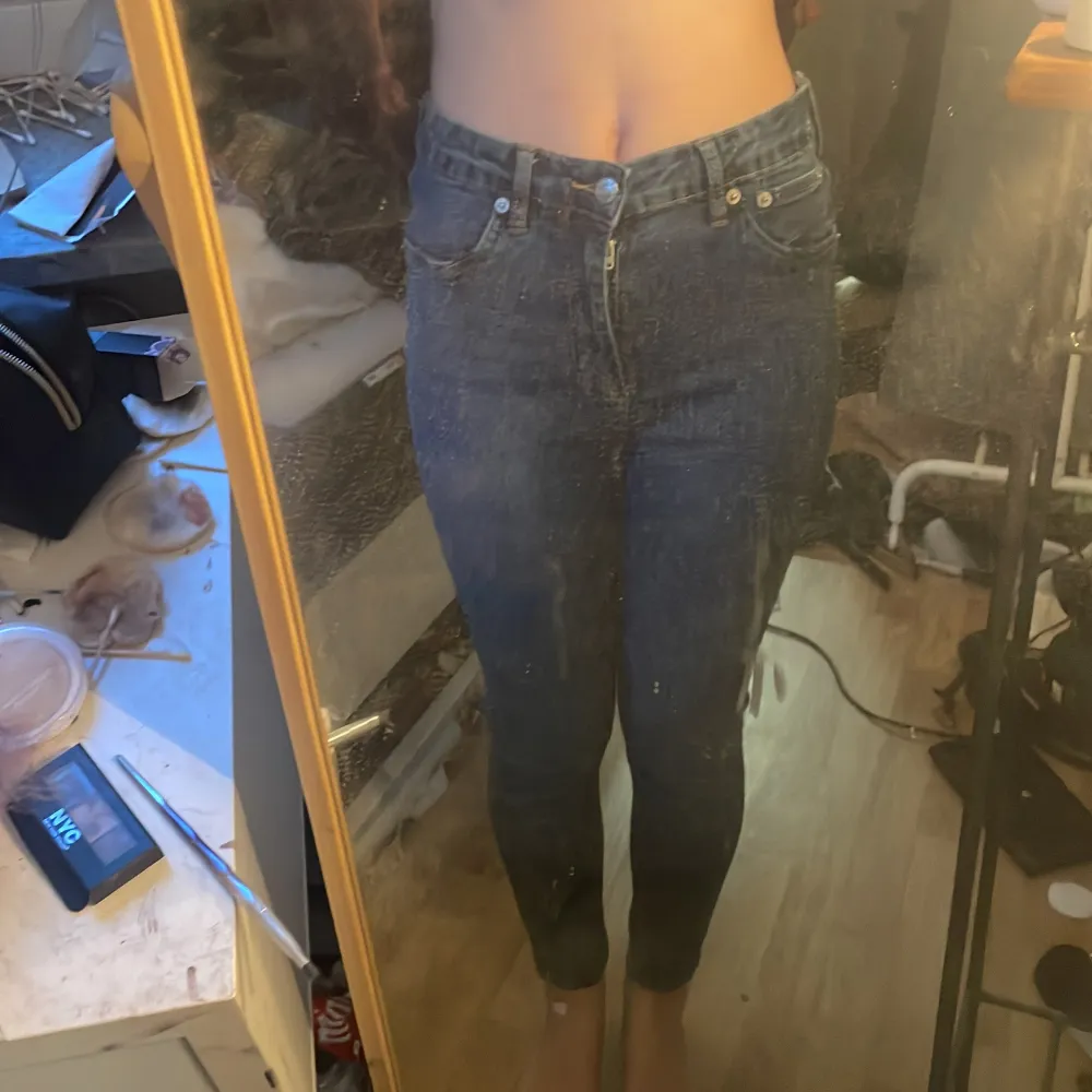 Säljer ett par klassiska blå skinn jeans från 157 i modellen Snake. Byxorna är högmidjade och stängs med dragkedja och knapp. Perfekta till vardags och enkla att matcha med olika toppar.. Farkut & Housut.