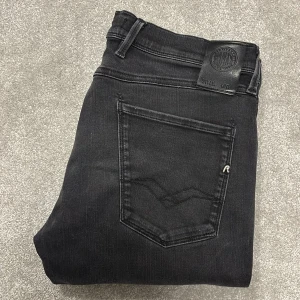 Replay anbass - Replay anbass, slimfit. Grymt bra skick. Size 33. Priset är inte hugget i sten 🙌 hör av vid minsta fråga.