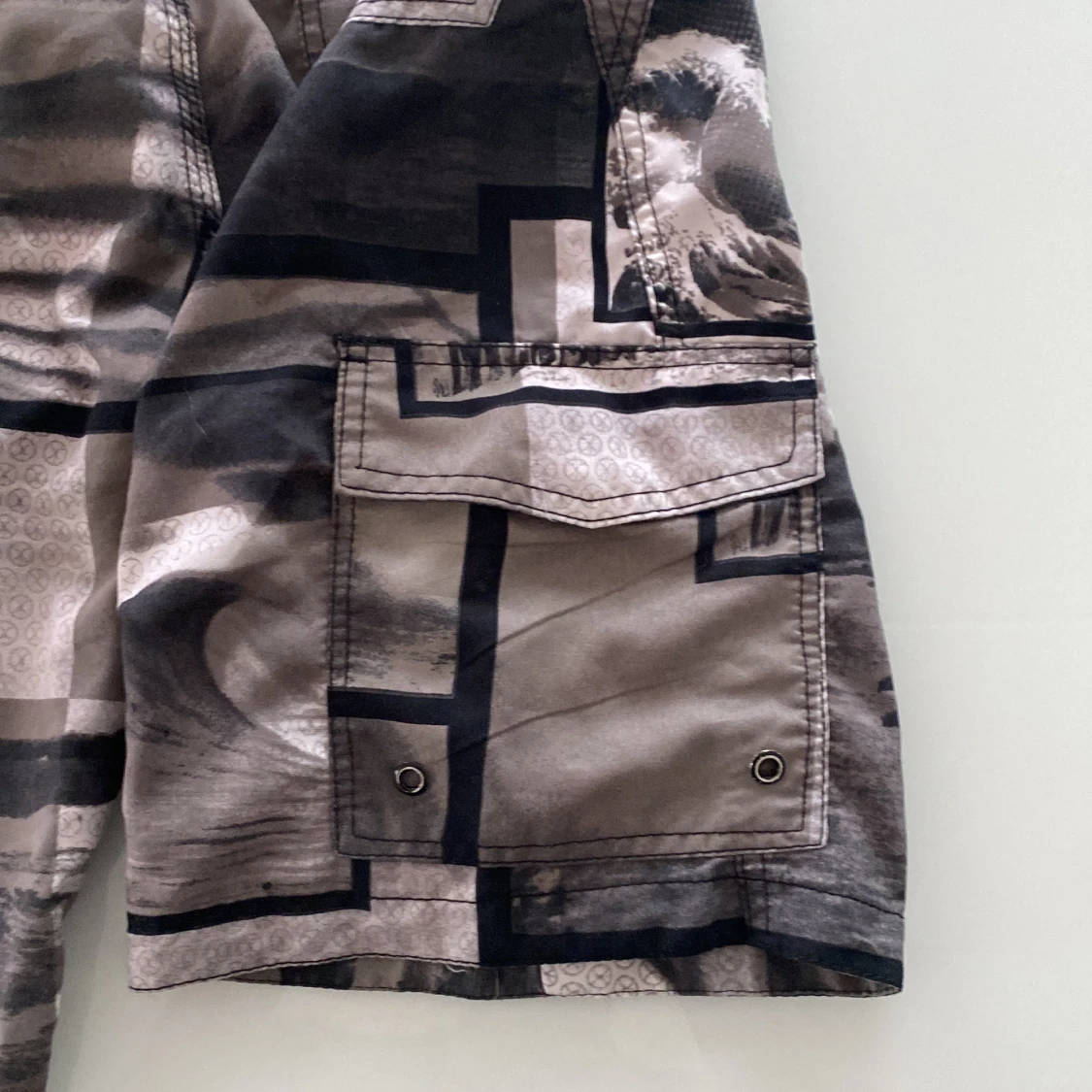 Mönstrade badshorts med fickor - 2