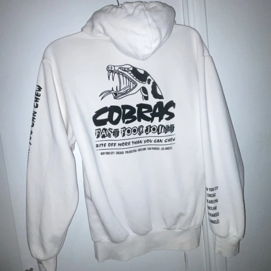 Vit hoodie med kobramotiv  - 2