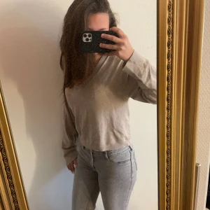 Beige v-ringad stickad tröja -  beige stickad tröja med v-ringning 