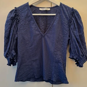 Samsoe Samsoe blus - SUUPERfin blus från Samsoe Samsoe. Unikt mönster och V-ringad. Volangärmar