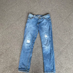!29/30 blåa Jack and Jones jeans! - Tvär feta blåaJack and Jones jeans i modellen Glenn. Ny skick, sitter riktigt fint. Om ni har några frågor är det bara att fråga😁