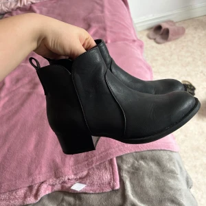 Svarta boots med klack - Stilrena svarta boots med låg klack och rund tå. Skorna har dragkedja på insidan. Köpt från h&m, storlek 34✨