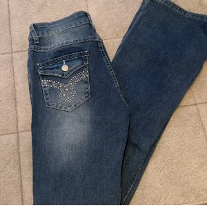 Snygga jeans från shein - Säljer dessa snygga jeans från shein helt nya o inga defekter! Kostade 259 men säljer för 145❤️