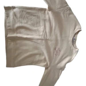 HOODIE HAUL💝 - Säljer en gul sweatshirt från Warz . Den är supermjuk och bekväm, perfekt för vardagsbruk. Tröjan har en liten tryckt design på bröstet med en skateboardåkare. Den är i bra skick och har långa ärmar. Perfekt för höst och vår!