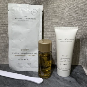 Nya! Rituals The Ritual of Namaste Purify set - Helt nytt! Set med tre produkter från Rituals The Ritual of Namaste Purify-serie: en purifying charcoal wonder mask (ghassoul powder & black mud), en 3-in-1 micellar water (moringa & holy lotus) och en velvety smooth cleansing foam (moringa & holy lotus). Perfekt för rengöring och ansiktsvård. Ordpris runt 200:- se bilder för mer detaljerad information.
