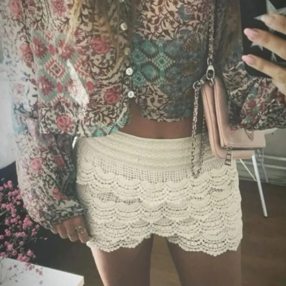 Vit spetsshorts med volang