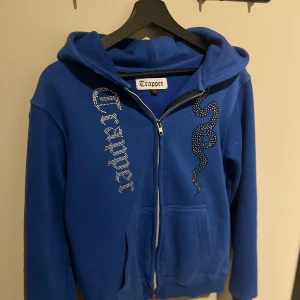 MadeByTrappers - En blå tröja från MadeByTrappers. Nästan aldrig använd och i mycket bra skick. Hör av er vid mer frågor!