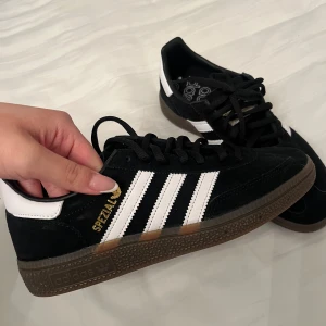 Svarta Adidas spezial  - Svarta Adidas special i storlek 36 2/3. Har endast testat dom, så i nyskick! 😊 