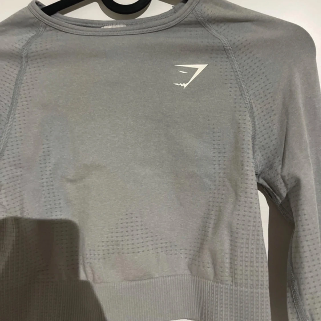 Grå croppad träningströja från Gymshark - 1