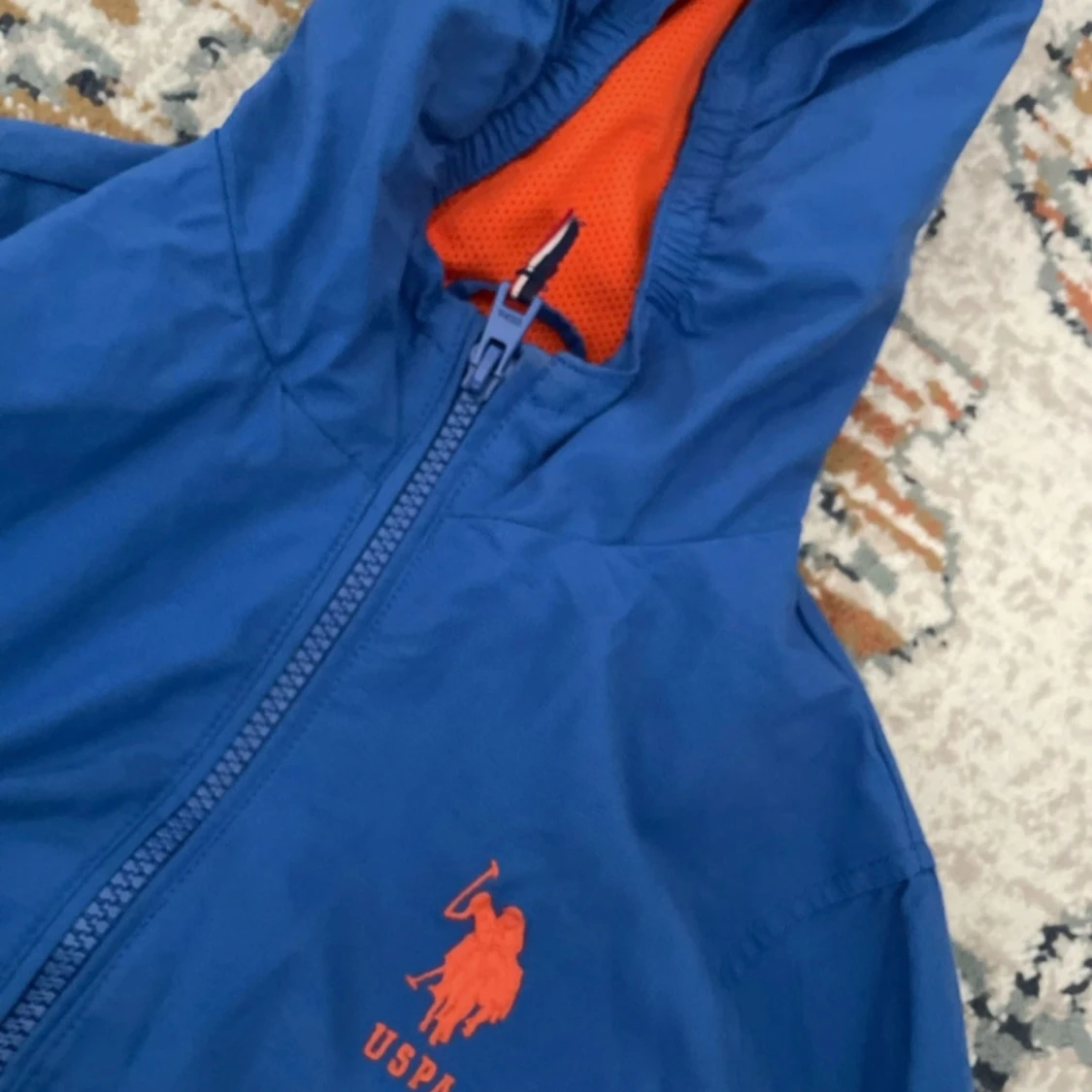 Blå vindjacka med huva från U.S. Polo Assn. - 3