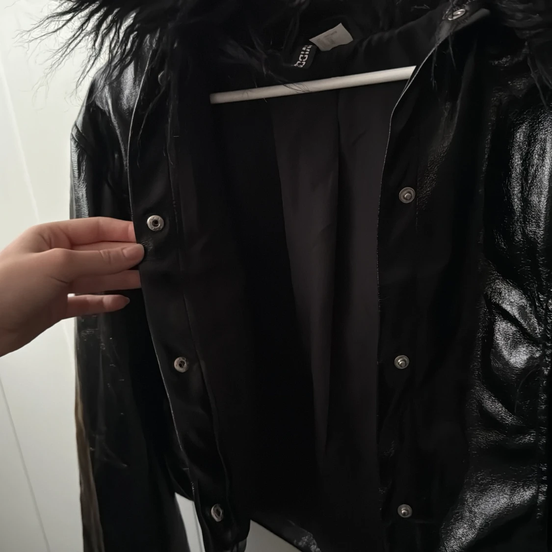 Svart croppad jacka med fuskpäls - 3