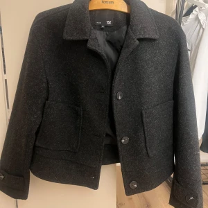 Mörkgrå ulljacka med stora knappar - Snygg mörkgrå jacka från Lager 157! Storlek xs