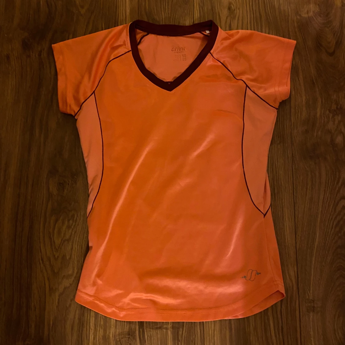 Sportig t-shirt med v-ringning