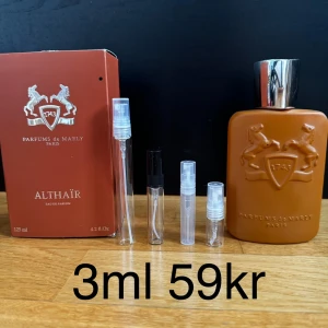 Althaïr Eau de Parfum från Parfums de Marly 3ml - Parfums de Marly Althaïr är en lyxig herrparfym med en söt och vaniljdoft. Doften har varma kryddiga toner av kanel och musky. FINNS ÄVEN I 2,3,5,10ML KOLLA PROFILEN FÖR ANDRA STORLEKAR ! 2ml 39kr | 3ml 49kr | 5ml 89kr | 10ml 159kr | Nypris ca 2500-3000kr