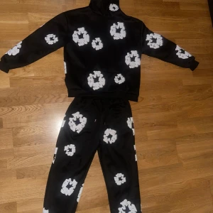 Denim Tears svart set  (pris kan diskuteras vid snabb köp) - Säljer mitt svarta set från Denim Tears med det klassiska vita trycket – sweatshirt + sweatpants. ✅ Använt max 1–2 gånger ✅ Inga fläckar, noppor eller skador ✅ Mjuk, bekväm och stilren – perfekt för både chill och streetwear 🖤 Färg: Svart 📏 Storlek:M o L 💬 Pris kan diskuteras vid snabb affär 📦 Skickas snabbt och välpackat