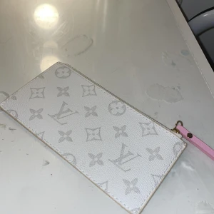 Korthållare - Färgen har skalats bort lite på ena sidan som man kan se på bild 2. Ljusrosa insida o knappt använd annars