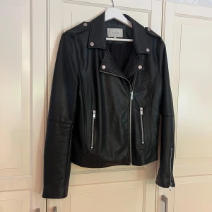 Skinnjacka - Svart skinnjacka från Vila med silvriga dragkedjor och detaljer. 