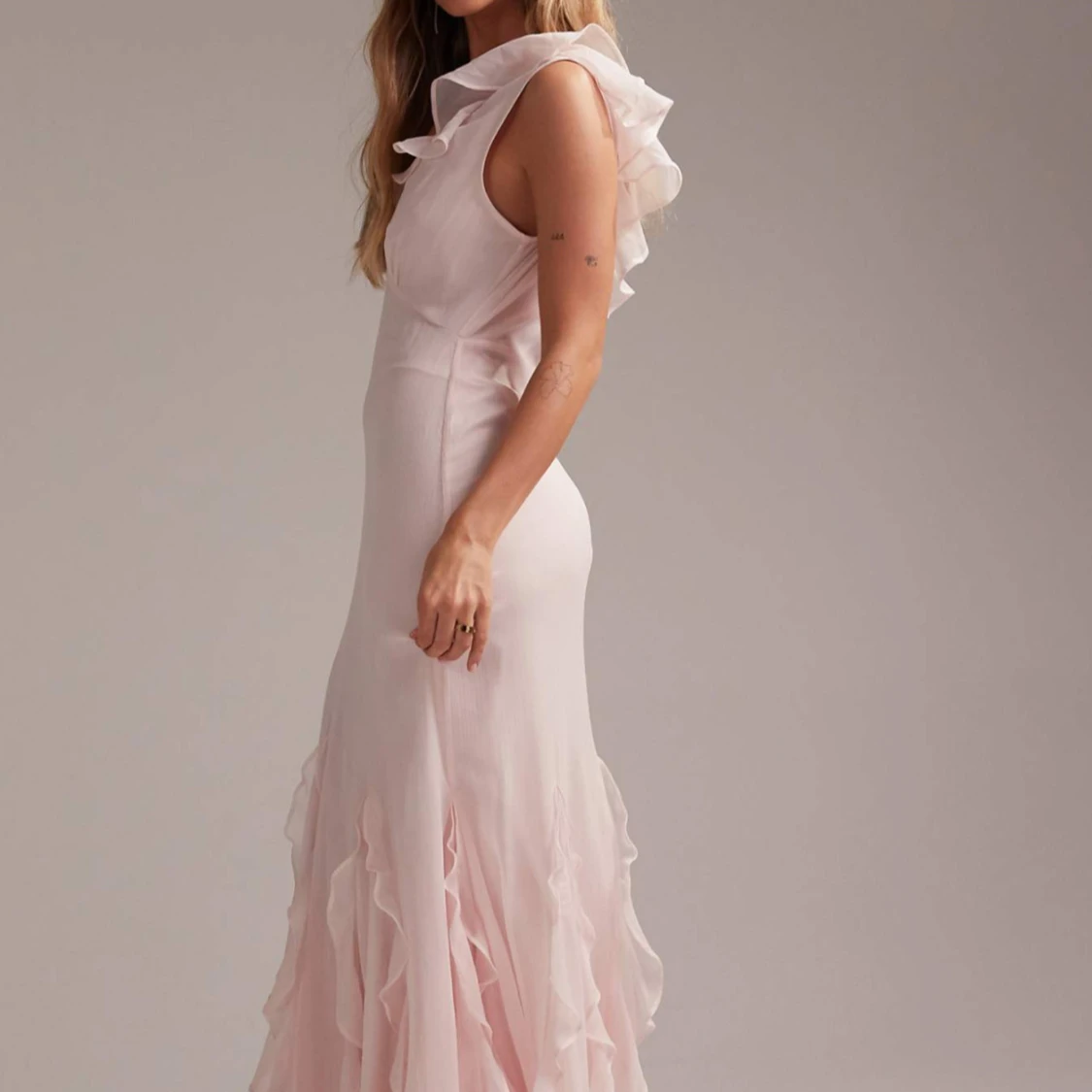 Ljusrosa maxiklänning med volangdetaljer - 1