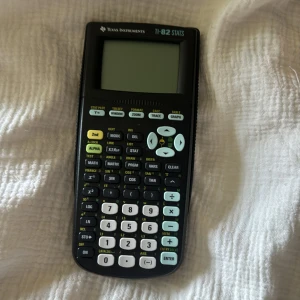 TI-82 Stats - En grafritande miniräknare från Texas Instruments, perfekt för matematikstudier och statistik. Passar dig som pluggar på gymnasiet eller universitet och behöver en pålitlig räknare för avancerade beräkningar.