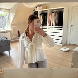 Vit blus - Vit blus från missäy. Använd få gånger. Storlek XS/S.