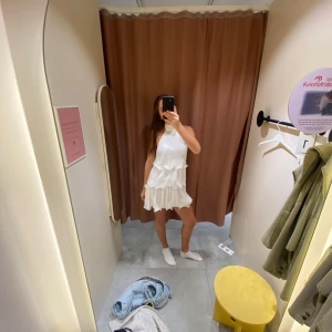 Gina tricot klänning - Hej jag säljer en superfin klänning från Gina tricot i storlek 36 men passar nästan alla då den inte sitter åt någon stans. Endast använd den en gång och säljer för att jag inte kommer ha användning av den. Inga defekter eller tecken på användning och är slutsåld. Kan posta snabbt😋