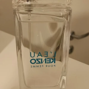 L'Eau Kenzo Pour Femme Eau de Toilette - Fräsch och lätt parfym från Kenzo, L'Eau Kenzo Pour Femme. Flaskan är transparent med blå text och rymmer 50 ml. Doften är blommig och akvatisk, perfekt för dig som gillar rena och fräscha toner.