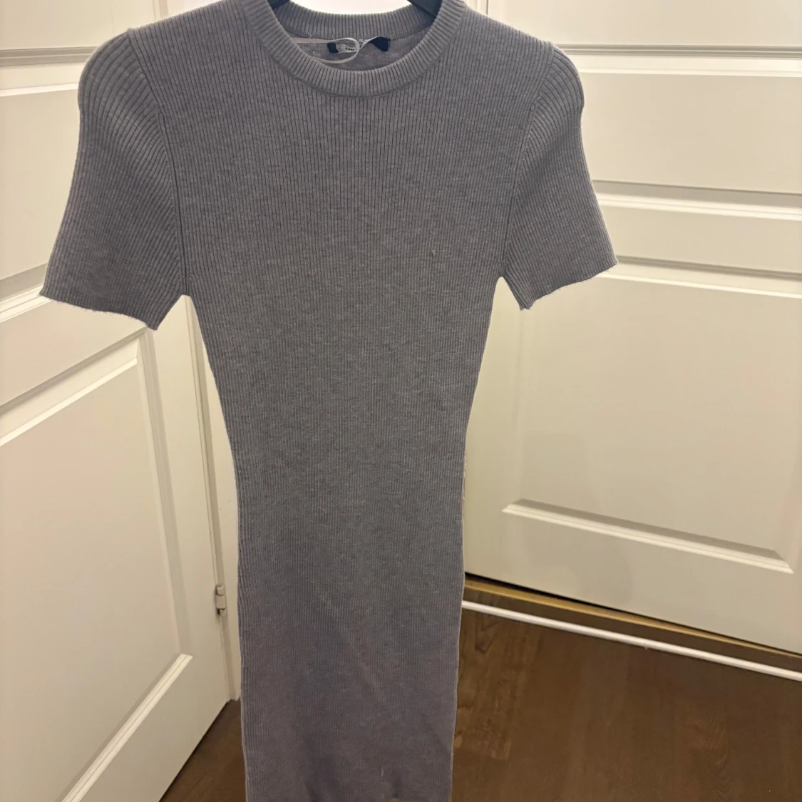 Grå ribbad klänning - Gina tricot 