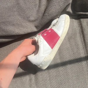 Valentino Open sneakers med rosa detalj - Lite målade med skofärg men annars i mycket fint skick. Kom gärna med prisförslag eller hör av dig om du har en fråga