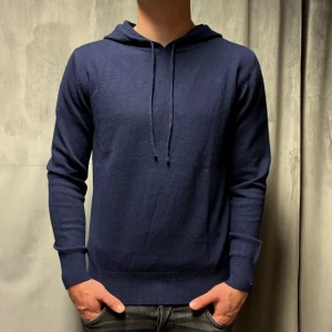 Kashmir/Merino hoodie - En riktigt fet marinblå Kashmir/Merino hoodie i storlek S! Modellen är 177cm! Bara testad, Skick 10/10, utan defekter! Hör av dig vid frågor!🌟