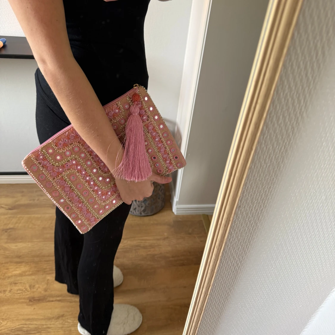 Broderad rosa kuvertväska med tofs - 2