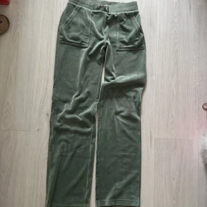 Juicy byxor - gröna Juicy byxor mycket fint skick kommer dock aldrig till användning längre tyvärr💚
