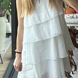 Super fin studentklänning  - Säljer denna super snygga vita klänningen. Helt ny aldrig använd, passar perfekt nu på sommaren under firanden 🩷🩷