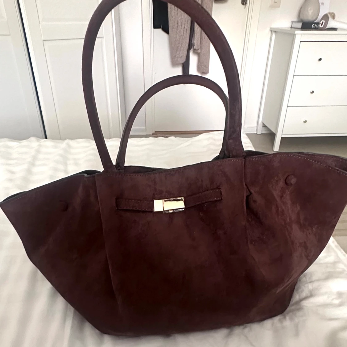 Brun mocka axelväska med gulddetalj