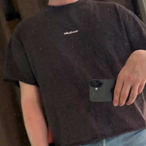 Svart t-shirt från Acne Studios - Svart t-shirt från Acne Studios med minimalistisk vit logga på bröstet. Oversized passform och klassisk rund halsringning. Tillverkad i mjuk bomull och har korta ärmar. Perfekt för en clean och stilren look. 