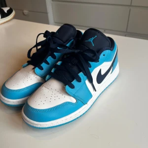 Nike Air Jordan 1 Low UNC - Pris kan alltid diskuteras. Använda 2 gånger så gott som nya🤗