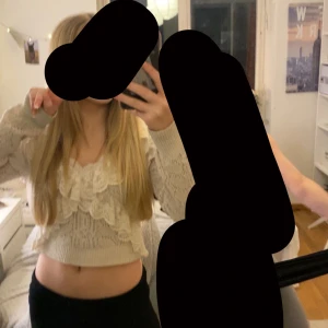 Beige stickad croppad tröja med volang - Säljer pågrund av att den riktigt inte är min still. Men jätte fin annars❤️har använt den ungefär 3 gånger