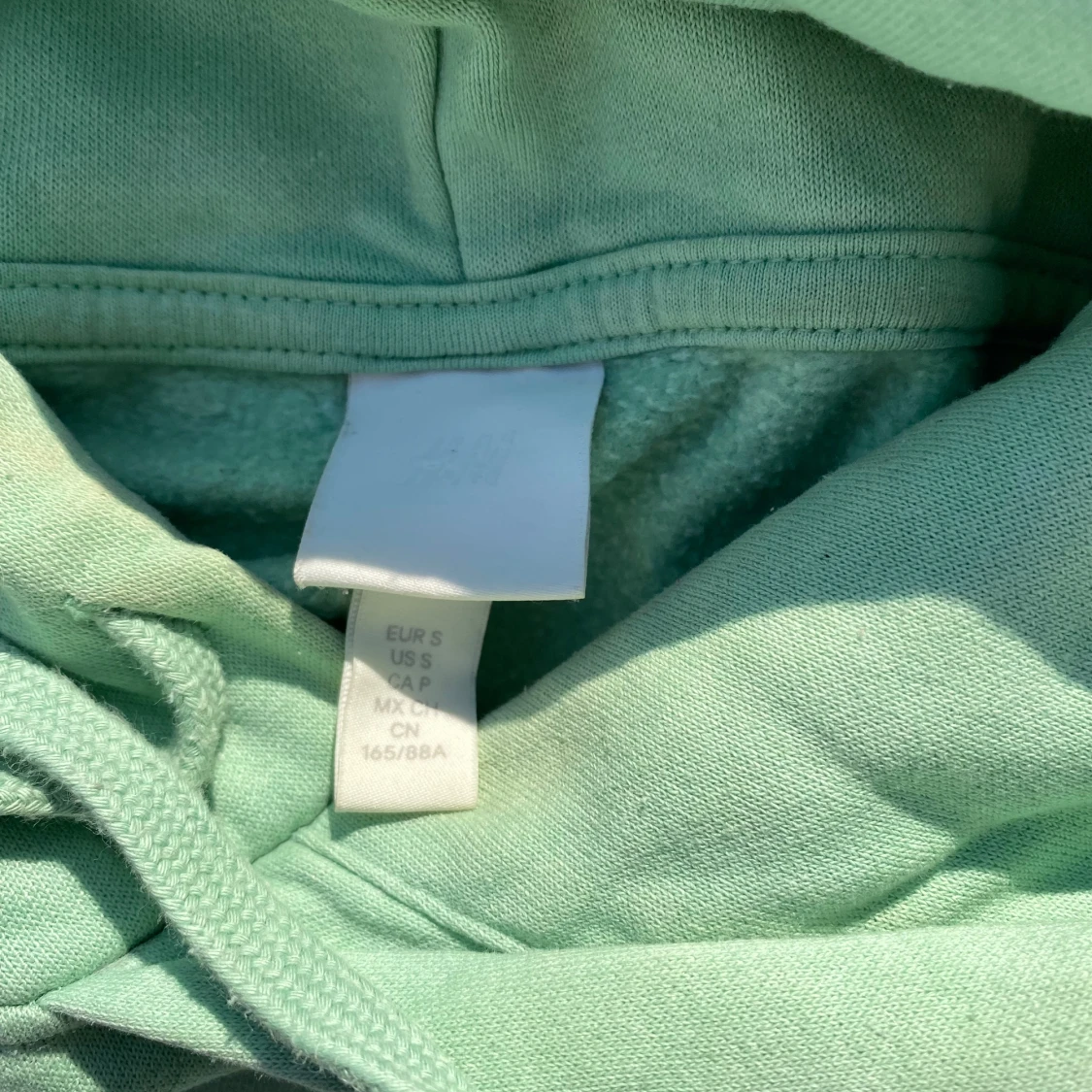 Mintgrön hoodie med ATHLETIC-tryck - 1