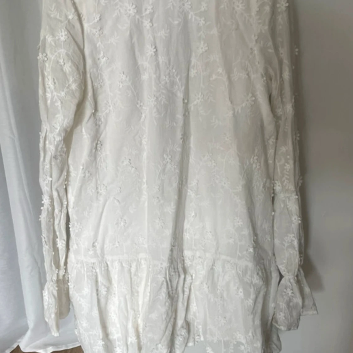 Vit spetsklänning från NA-KD