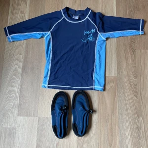 uv tröja och bad skor - Säljer en uv tröja från Kappahl och ett pad badskor som jag ej vet märket på