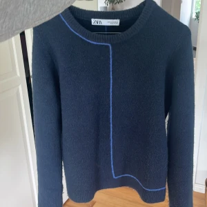Mörkblå stickad tröja från Zara - Jättefin stickad tröja från Zara💓💓