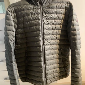 Grå pufferjacka med huva - Säljer en grå pufferjacka från colmar med huva. Hör bara av er om ni har nån några frågor. 