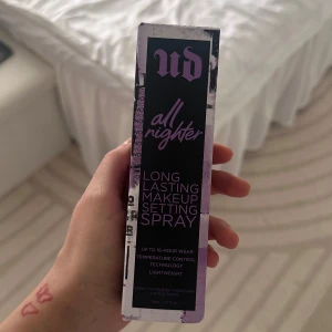 All Nighter Makeup Setting Spray - Urban Decay All Nighter Makeup Setting Spray. Ger långvarig makeup med upp till 16 timmars hållbarhet. Innehåller temperaturkontrollerande teknologi och är lätt i känslan.