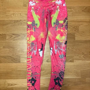 Färgglada träningstights från ICANIWILL - Säljer ett par färgstarka träningstights från ICANIWILL i storlek M. Tightsen har en mix av rosa, gult, vitt och svart i ett coolt, abstrakt mönster. Perfekta för dig som vill sticka ut på gymmet eller löprundan!