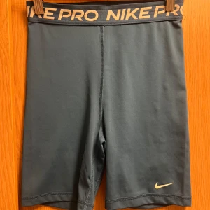 Nike pro (längre) - Den längre versionen av Nike PRO och lite högmidjade. Nästan alldrig använda så dom har toppen skick. Storlek small. Jag kan sicka mer bilder för de intresserade. 