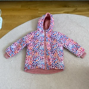 Färgglad mönstrad jacka från Sinsay - Säljer en superfin jacka från Sinsay med färgglatt bladliknande mönster i rosa, lila, blått och rött. Jackan har huva, dragkedja och mjukt rosa fleecefoder. Perfekt för kyliga dagar och riktigt mysig att ha på sig!