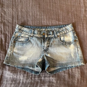 Blå lågmidjade jeansshorts  - Snygga blåa och lågmidjade jeansshorts 