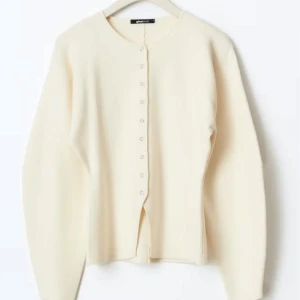 Knitted sculptured cardigan från Gina tricot - Säljer denna superfina kofta som är slutsåld! Jag har en till så jag tänker sälja denna! Den är så fin o stilren! Den har sina lappar kvar :) Nypris är 460kr. Skriv vid frågor. O pris kan diskuteras :) Tyvärr har jag inte hunnit ta bild på tröjan själv! 